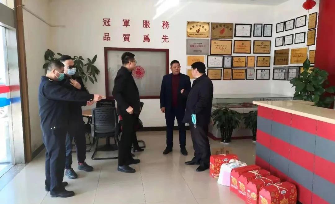 黃橋街道領導到冠科工業(yè)走訪慰問，為留蘇員工送來新春祝福